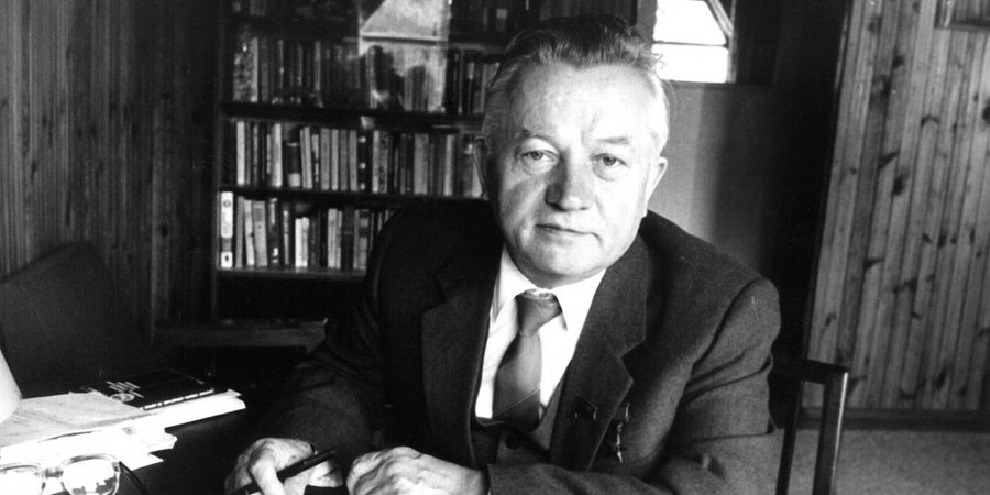 Могилевчан приглашают принять участие в сетевой фото-акции «Шамякин в моей библиотеке»