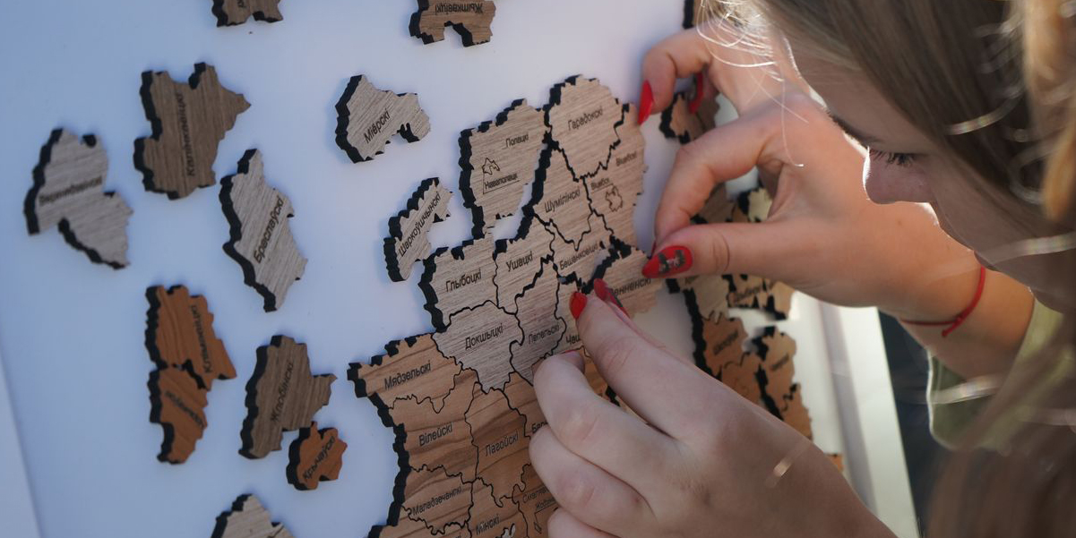 В Могилеве прошел областной этап чемпионата «Ведаю Беларусь» по скоростной сборке спилс-карт Беларуси