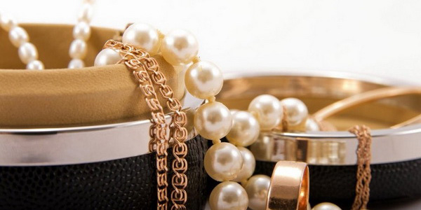 В Могилеве работник ломбарда выдал бижутерию за золотые украшения, получив около 1400 рублей