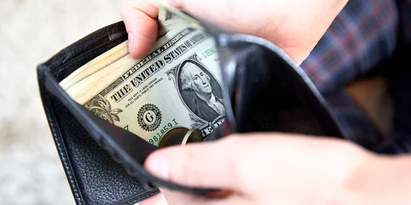 Мужчина оставил кошелек на барной стойке и лишился около 2700 рублей