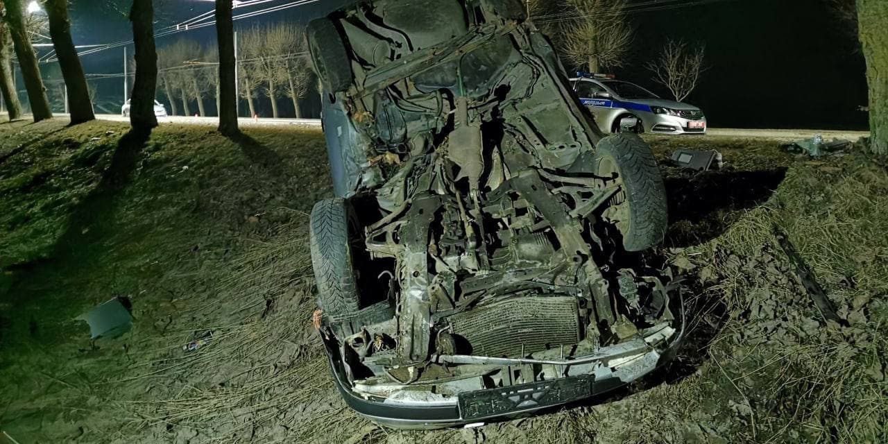 В Могилеве автомобиль съехал в кювет, врезался в дерево и опрокинулся