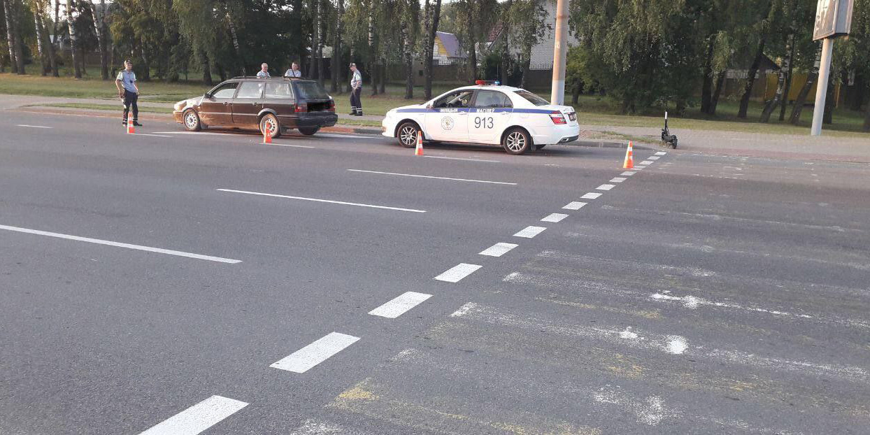 Могилевчанка с 2-летней дочкой, переезжавшие пешеходный переход на электросамокате, попали под колеса Volkswagen