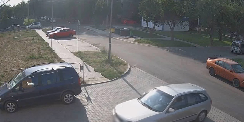 Mazda врезалась в припаркованный автомобиль &mdash; водитель скрылась с места аварии