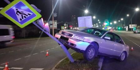 В Могилеве местная жительница наехала на стойку светофора