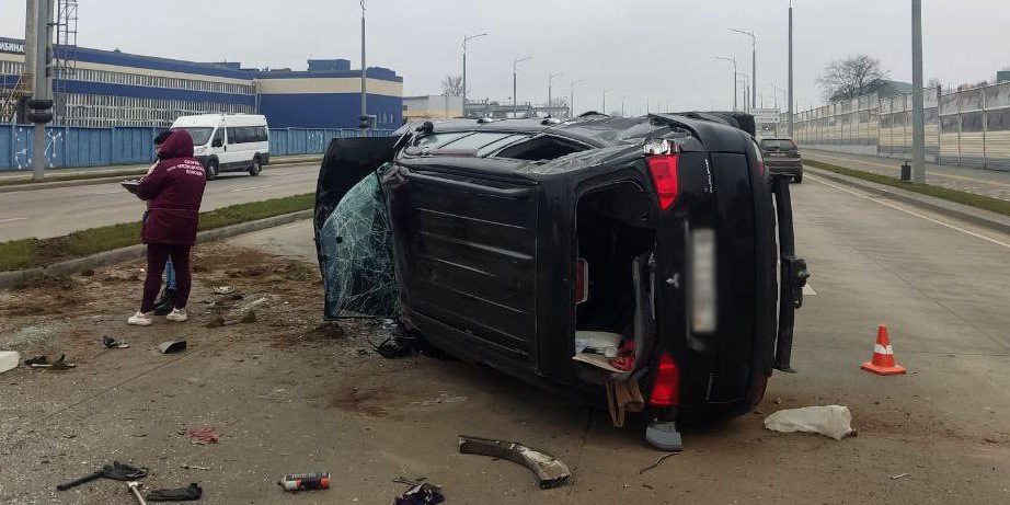 В Могилеве водитель не справилась с управлением &mdash; джип опрокинулся на встречке