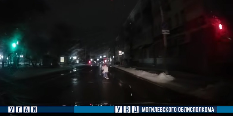 В Могилеве посреди проезжей части сидел пьяный пешеход &mdash; его убрали с дороги и доставили в вытрезвитель