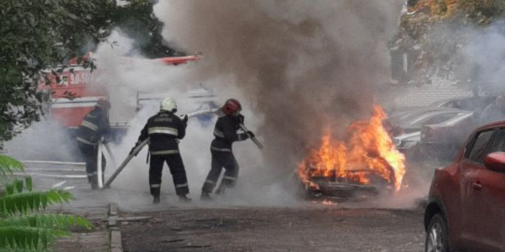 Автомобиль сгорел на улице Первомайской в Могилеве