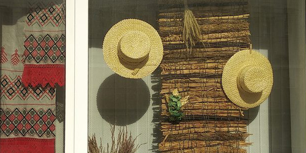 Выставка «Шляпные истории» открылась в окнах могилевской библиотеки