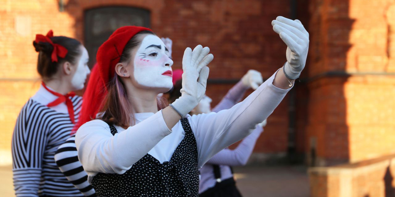 Перформанс «Street.Art» дал старт театральному форуму «M.@rt.контакт» в Могилеве