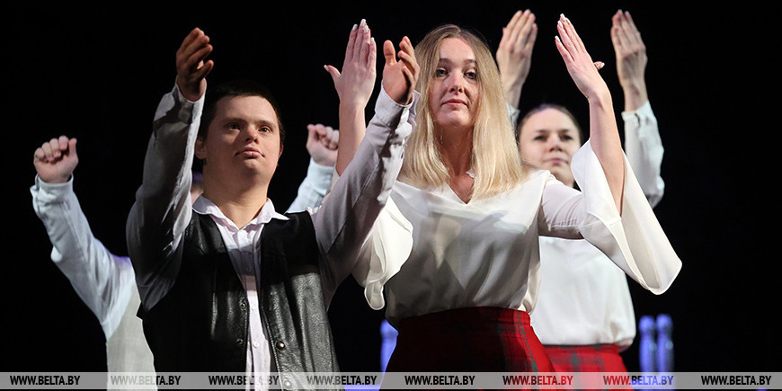 Почти без слов о самом главном: в Могилеве с аншлагом прошла премьера инклюзивного спектакля «Жить»