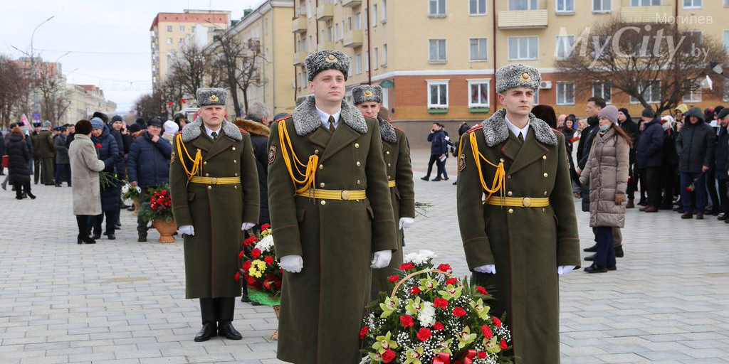 Возложение цветов на площади Славы
