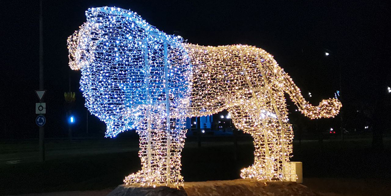 Новый лёва Могилева: светодиодную скульптуру льва установили в областном центре