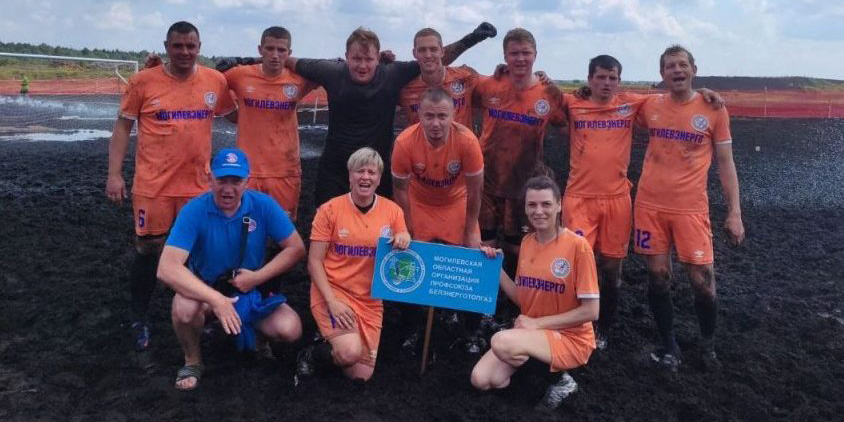 Команда «Могилевэнерго» заняла второе место на республиканском турнире по торфяному футболу