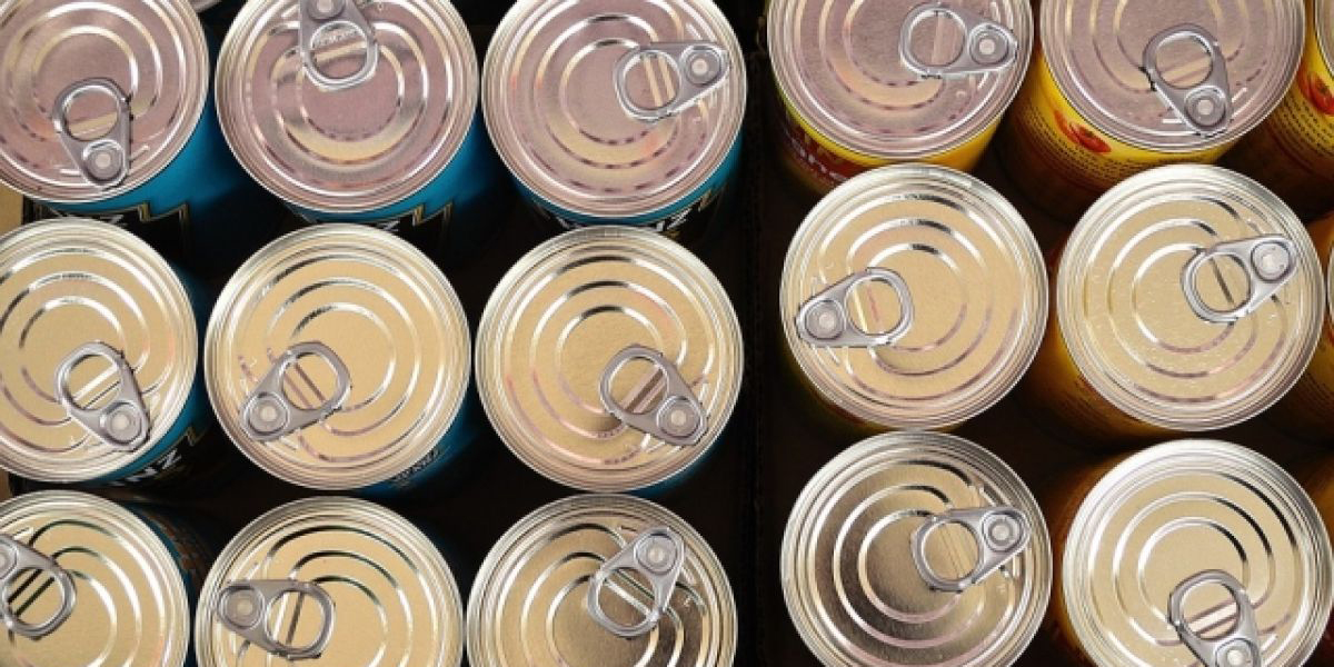 Пенсионерка незаметно похитила 72 банки консервов на рынке в Могилеве