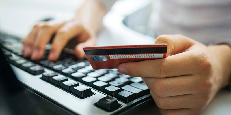 В Могилеве пожилой мужчина попросил о помощи учащуюся колледжа и лишился почти 7 тыс. рублей