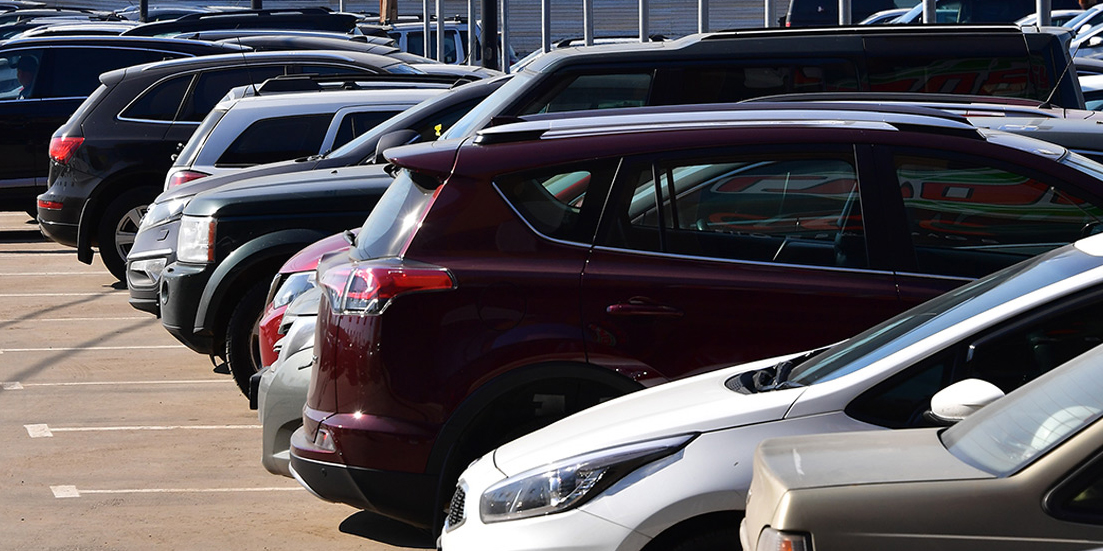 В Могилеве на парковке женщина повредила автомобиль и скрылась с места происшествия