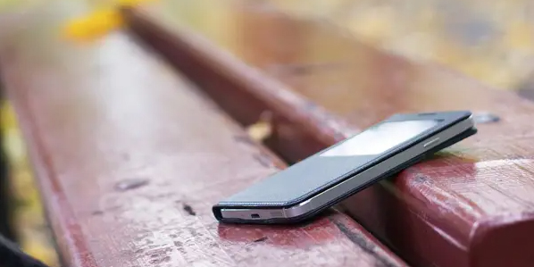 Ребенок забыл дорогой телефон на скамейке — гаджет унесла прохожая