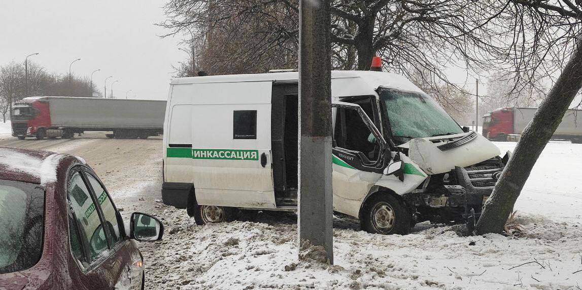 В Могилеве микроавтобус врезался в дерево: пострадал один человек