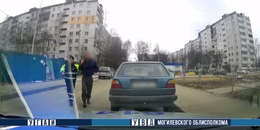 В Могилеве нетрезвый водитель пытался убежать от сотрудника ГАИ