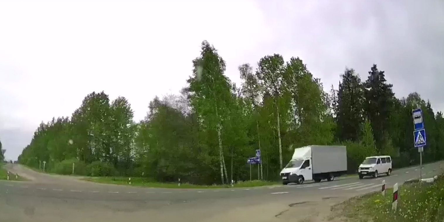 Водитель микроавтобуса «пошел» на обгон прямо перед пешеходным переходом и перекрестком