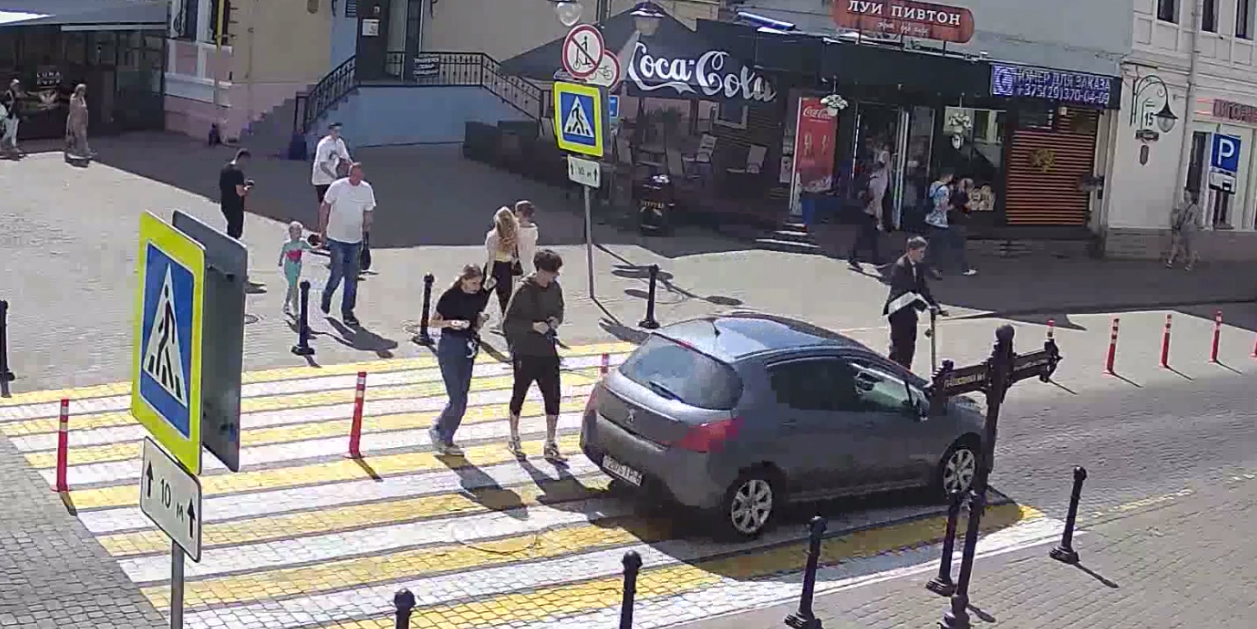 В Могилеве 17-летний парень на электросамокате попал под колеса автомобиля