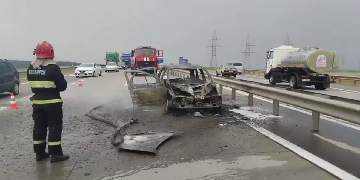В Могилевском районе загорелся автомобиль &mdash; водитель с травмами госпитализирован