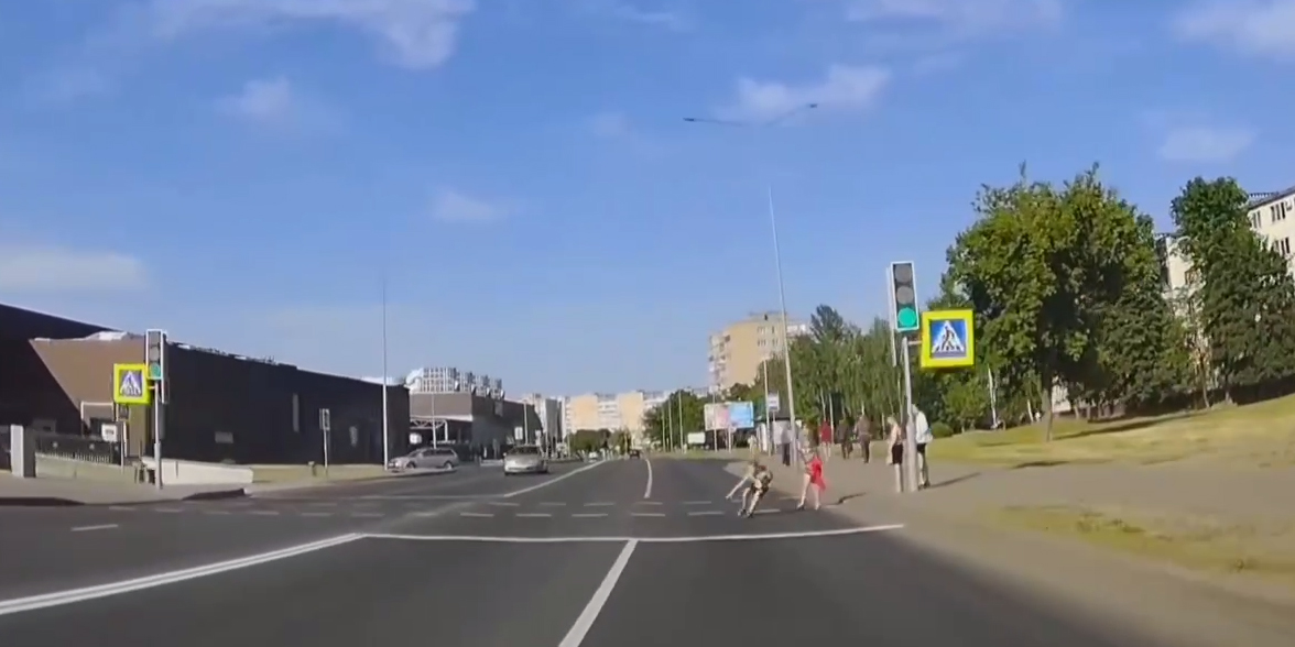В Могилеве школьница едва не попала под колеса автомобиля