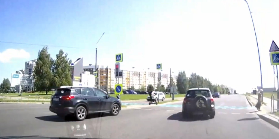 В Могилеве столкнулись автомобиль и электросамокат