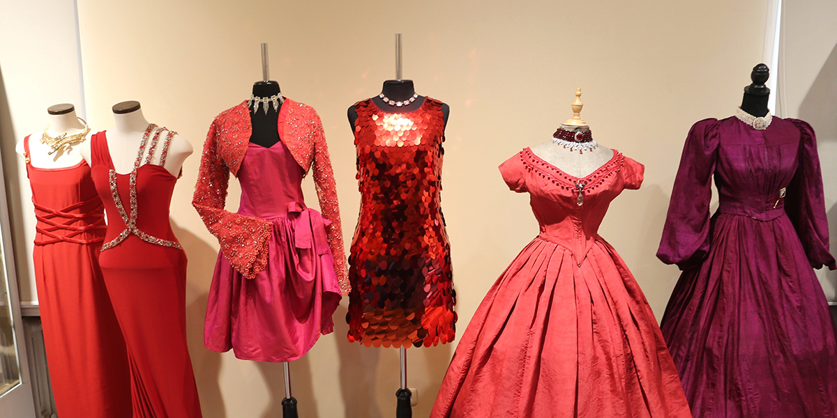 Отражение эпохи и история конкретного человека: в Могилеве открылась выставка для модниц (и не только)