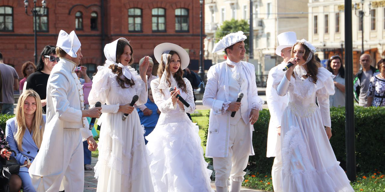 Фонтан, музыкальная скамейка и библиотека под открытым небом: в Театральном сквере Могилева открыли новые объекты 