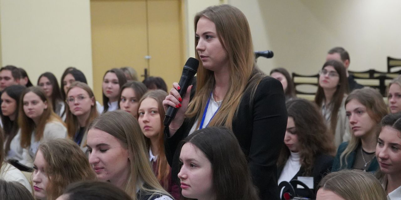 В Могилеве прошла встреча городских властей с молодыми специалистами-педагогами 