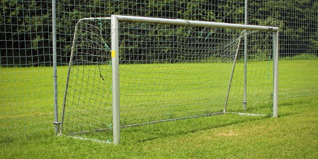 В оздоровительном лагере футбольные ворота упали на ребенка