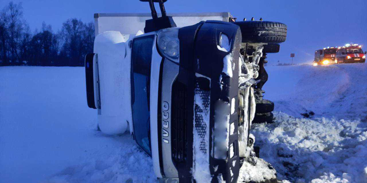 В Могилевском районе опрокинулся грузовой автомобиль &mdash; водитель госпитализирован
