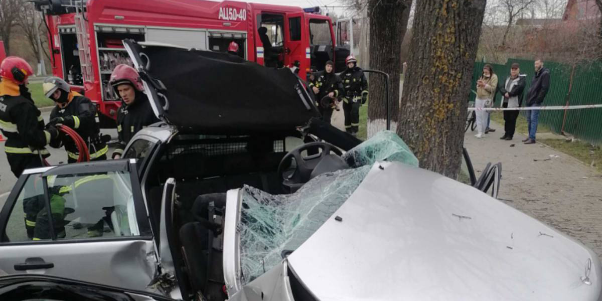 На ул.Космонавтов в Могилеве автомобиль врезался в дерево &mdash; водитель госпитализирован