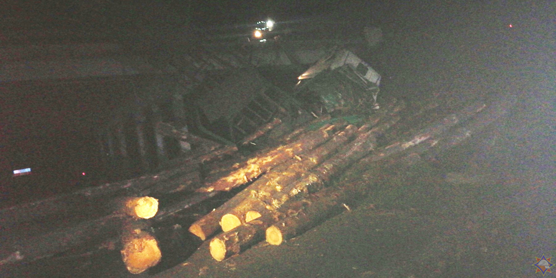 Лесовоз опрокинулся с моста в Могилевском районе