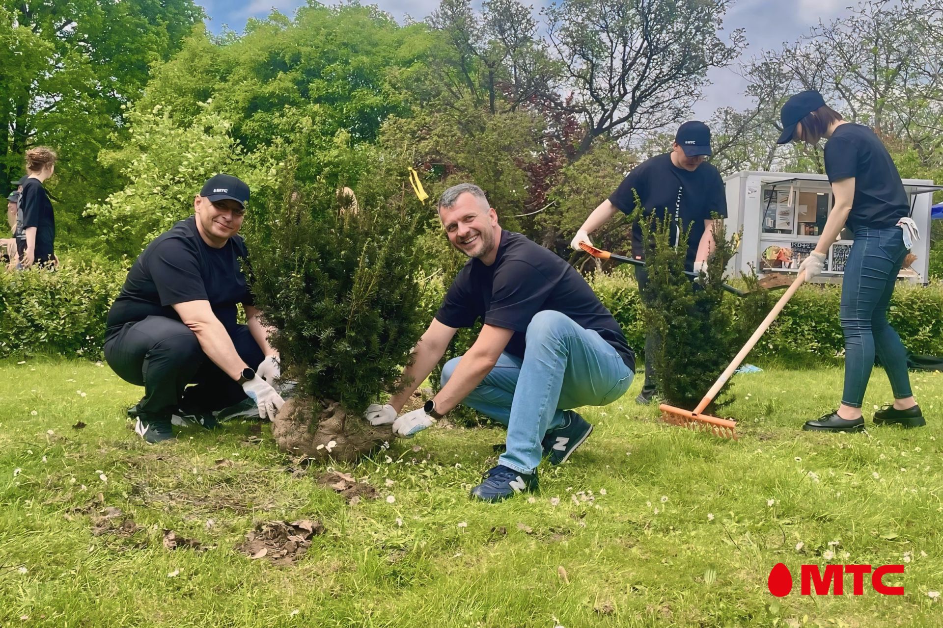 МТС во&nbsp;Всемирный день окружающей среды высадил деревья в&nbsp;центре Минска