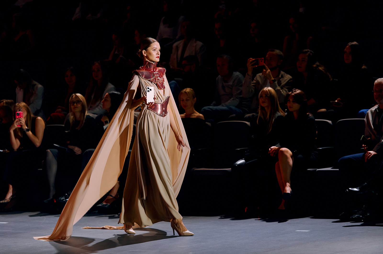 Белорусские дизайнеры представили коллекцию одежды, вдохновленную флагманской серией смартфонов Huawei Pura 80