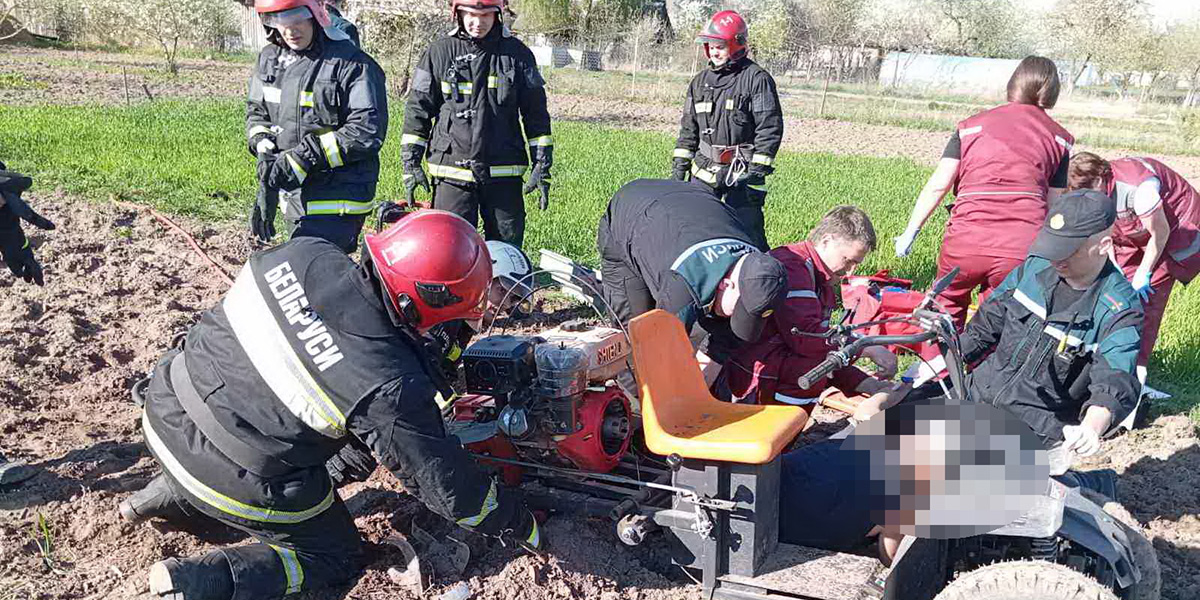 Спасатели оказали помощь пострадавшему при работе с мотокультиватором в Могилевском районе