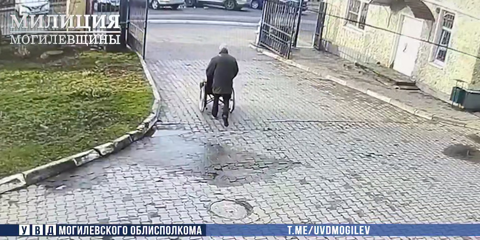 В Могилеве мужчина украл инвалидное кресло из больницы. Зачем — не знает