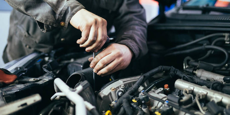 В Могилеве водитель предприятия делал мнимый ремонт авто, а запчасти забирал себе