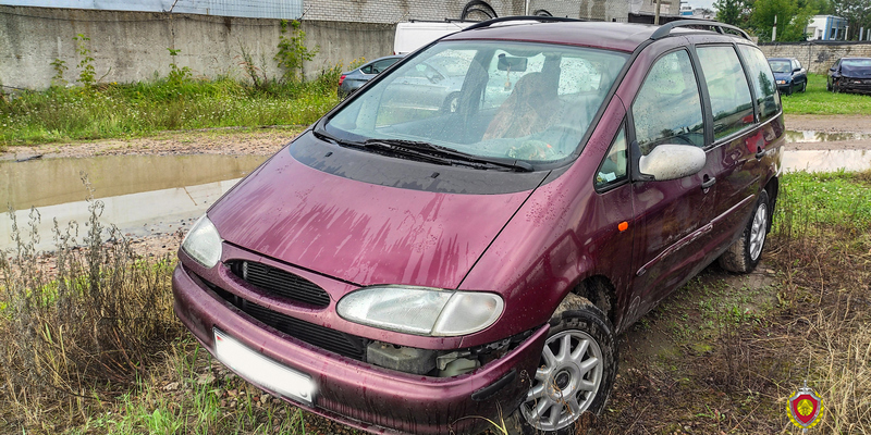 Житель Могилевского района в нетрезвом виде покатался на чужом авто и повредил его. Мужчину нашли по следу пальца на боковом стекле