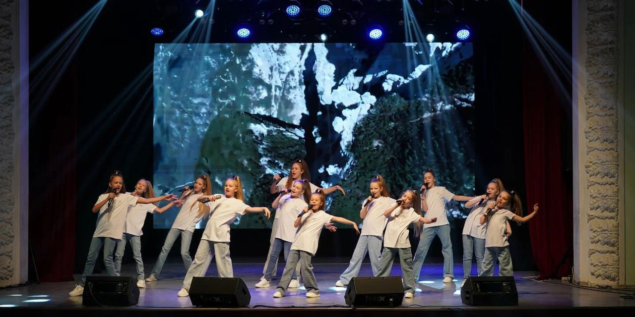 В Могилеве прошел отчетный концерт образцовой шоу-группы «Тип-топ» и студии вокала «Кристалл»