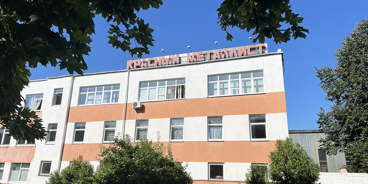 За смену через  руки работницы могилевского «Красного металлиста» проходит около 5 тысяч вилок  и ложек