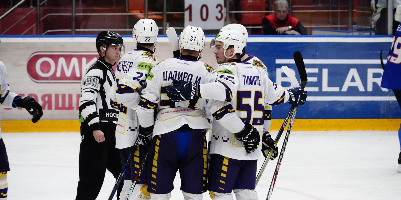 В матче Кубка Салея «Могилев» одержал победу над «Локомотивом»  В очередном матче Кубка Салея хоккейный клуб «Могилев» одержал победу над «Локомотивом». Игра, которая проходила в Орше, завершилась со счетом 5:1 в пользу «львов».   Хозяева льда открыли счет на шестой минуте, но дальше забрасывали только могилевчане. Дубль оформил Илья Шапиро и три очка команде принес Разат Тимиров.  Для «львов» это первая победа в нынешнем розыгрыше Кубка Салея.    – Получился хороший матч. На самом деле, как я и сказал, счет не отображает саму игру. «Локомотив» имел сегодня достаточно моментов. Так получилось, что мы воспользовались ошибками противника, да и удалось меньше пропустить,  – отметил главный тренер «Могилева» Александр Матерухин.   Ред. Фото hockey.by