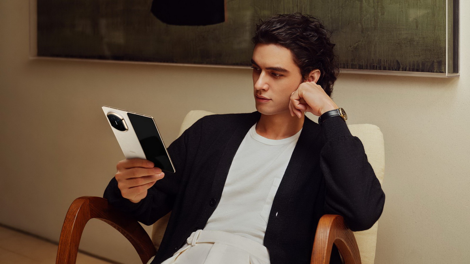 Тонкий и с флагманской камерой. В Беларуси начались продажи складного смартфона Huawei Mate X7