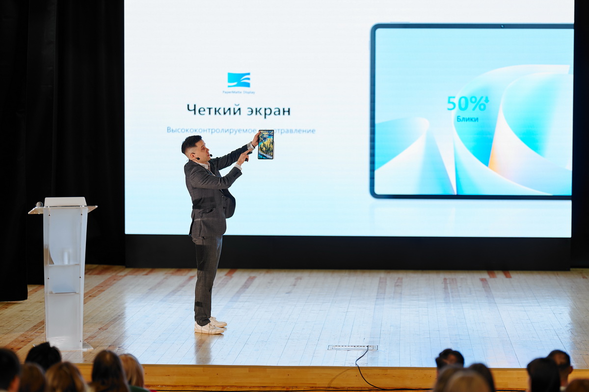 В Минске прошел форум о  цифровых технологиях в модной индустрии. Молодежь училась работать с ИИ и планшетами