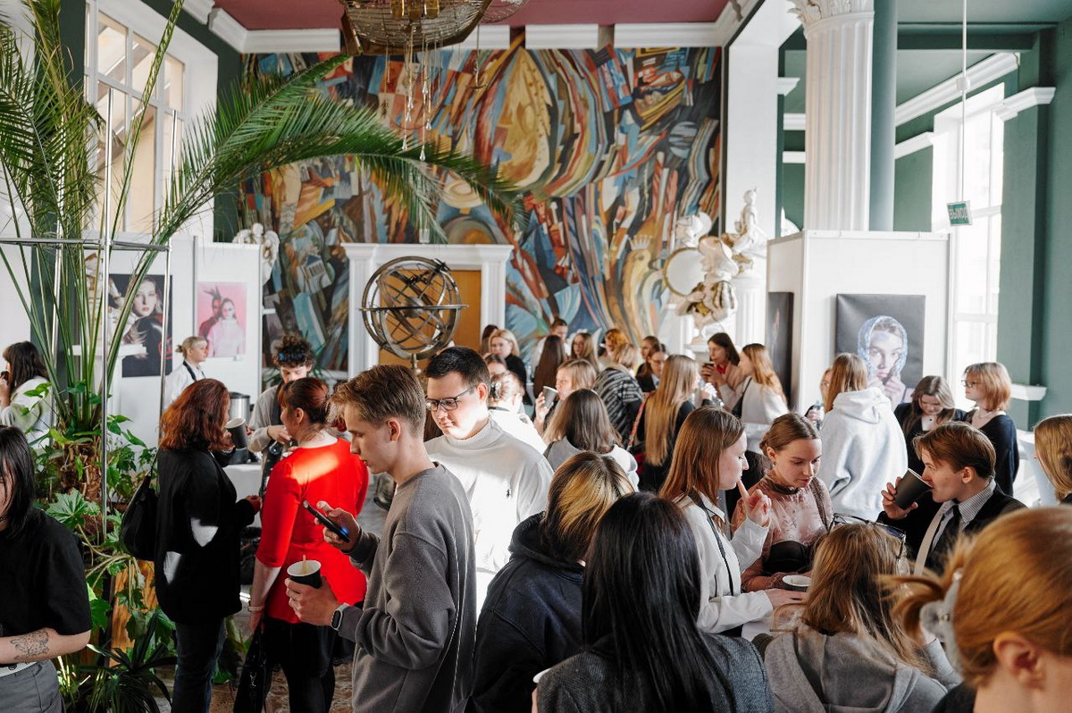 В Минске прошел форум о  цифровых технологиях в модной индустрии. Молодежь училась работать с ИИ и планшетами