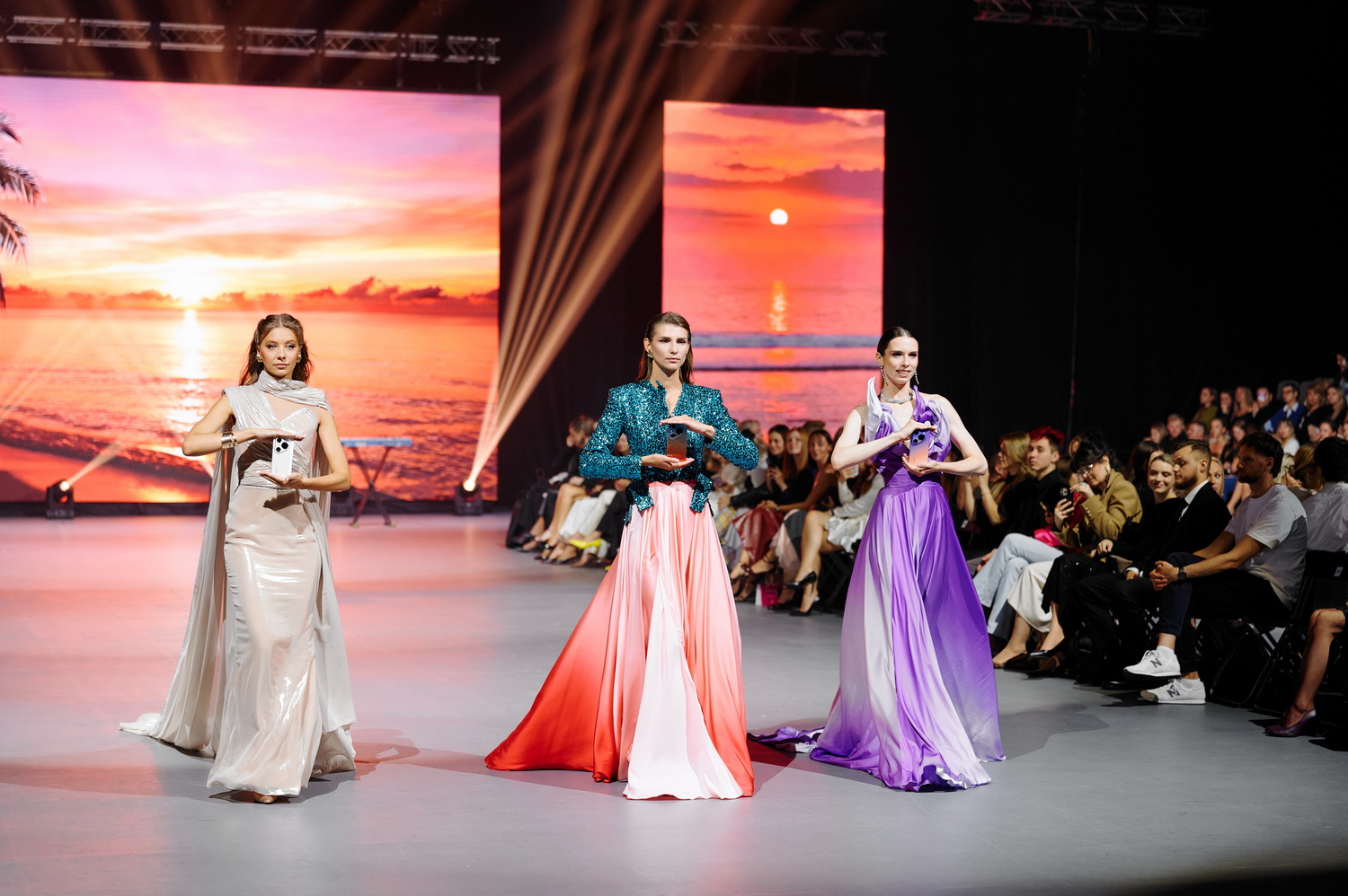В&nbsp;Минске прошел большой fashion-показ с&nbsp;кутюрными платьями по&nbsp;мотивам смартфонов