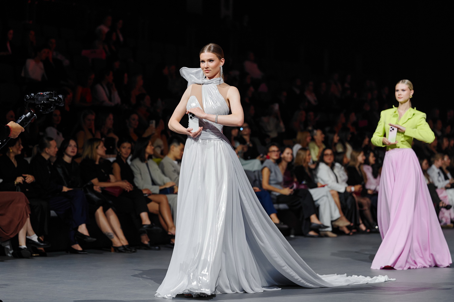 В&nbsp;Минске прошел большой fashion-показ с&nbsp;кутюрными платьями по&nbsp;мотивам смартфонов