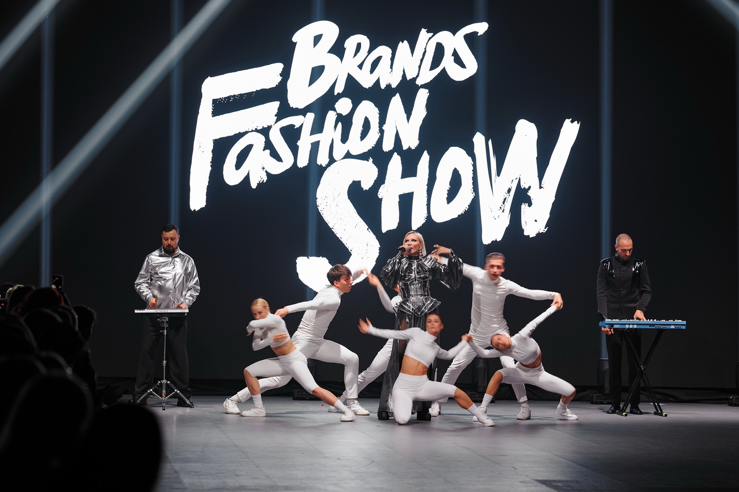 В Минске прошел большой fashion-показ с кутюрными платьями по мотивам смартфонов